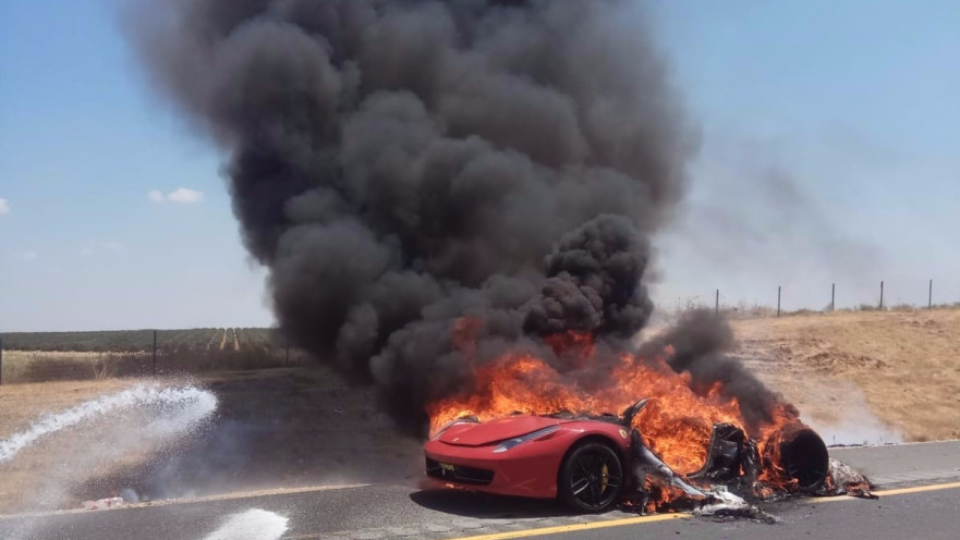 הפרארי האדומה נשרפת