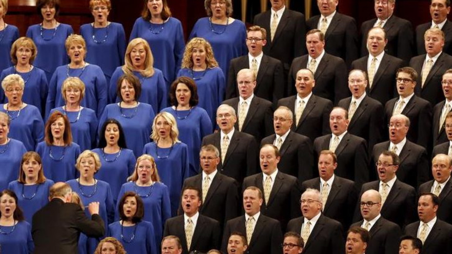 מורמונים שרים בטקס של הכנסייה