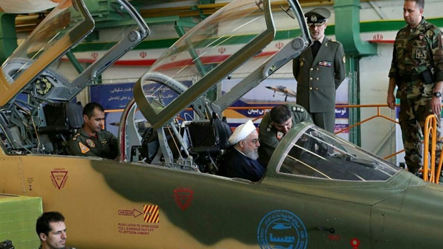 חסן רוחאני במטוס הקרב החדש 