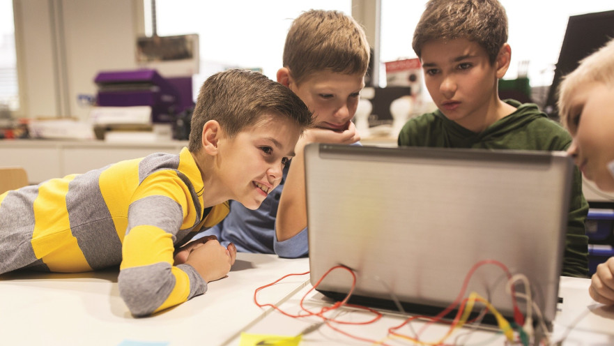 ילדים בונים רובוט