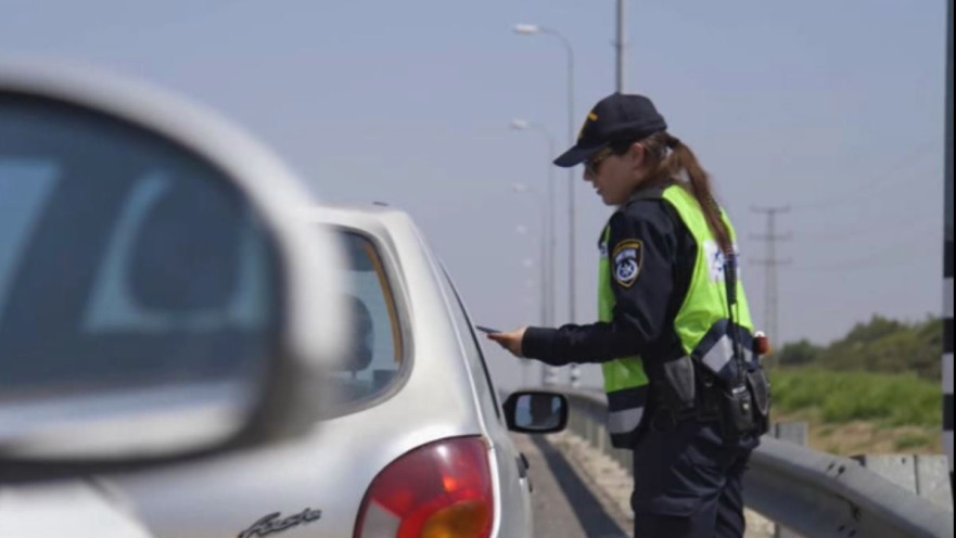 שוטרת במשטרת התנועה (למצולמים אין קשר לנאמר בכתבה)