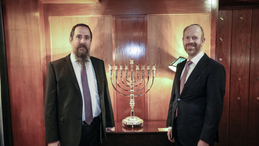 טקס הצבת המנורה במלון 