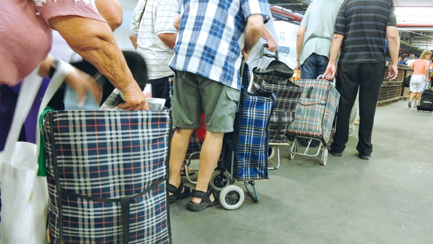 קשישים בחלוקת מזון