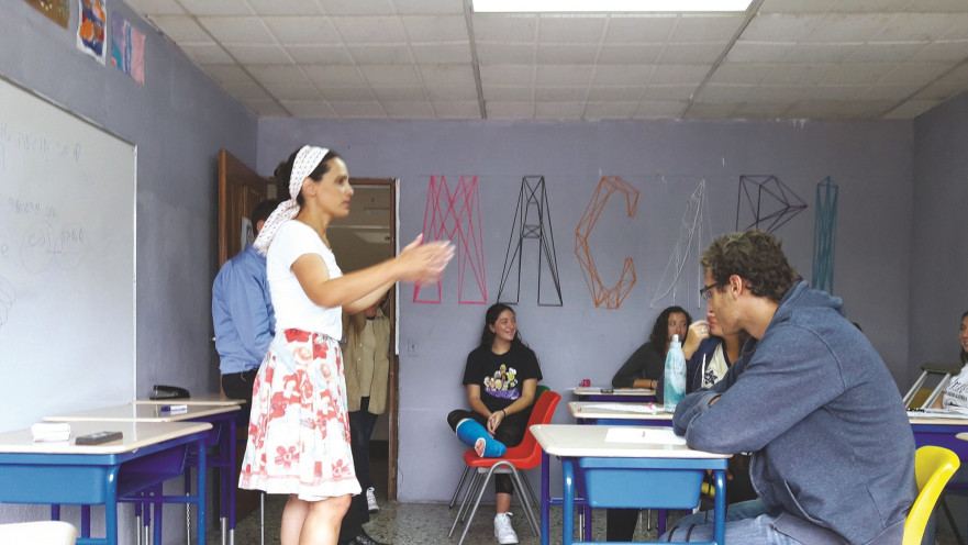 שרה ב"ק עם צעירים יהודים