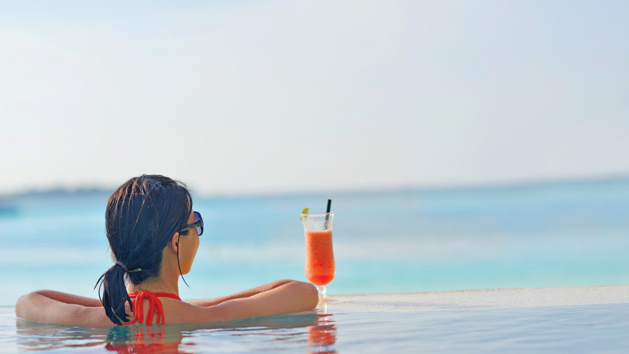 אישה בבריכה, אילוסטרציה