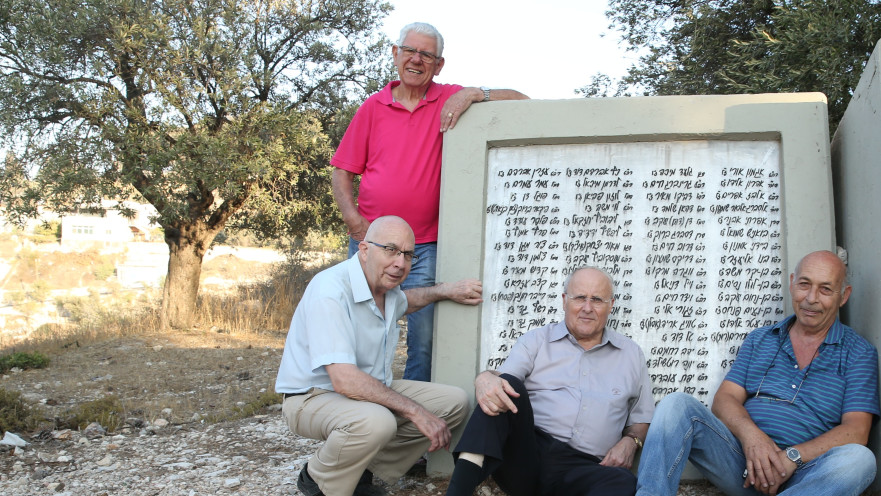 משמאל: טרוסטלר (עומד), אשכנזי, אורלב ורונן באנדרטה לזכר חללי גדוד 68 ביער השלום בירושלים