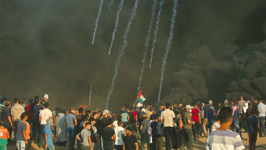 מתפרעים על גדר הרצועה