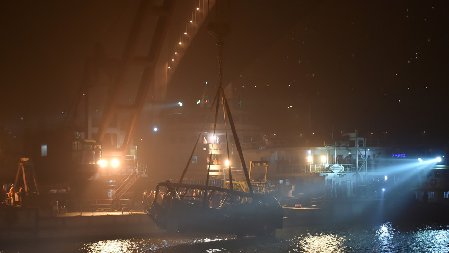 האוטובוס נמשה מנהר היאנגצה