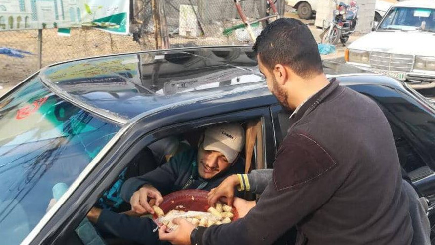 מחלקים ממתקים ברצועת עזה לאחר התפטרות ליברמן