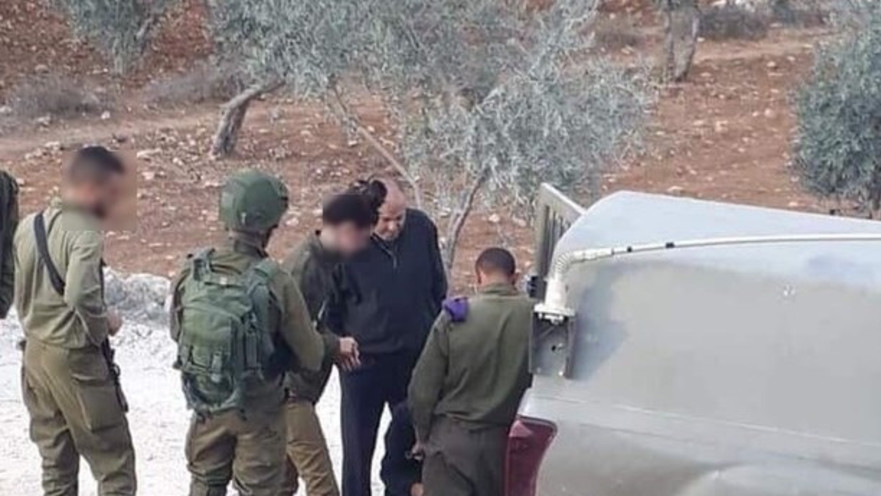 קצין פלסטיני עוזר לחיילים להחליף גלגל