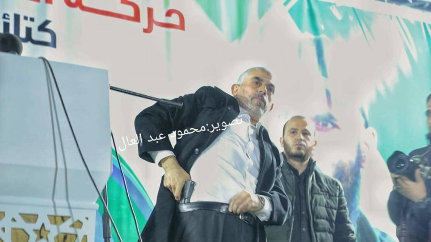 יחיא סינוואר מציג את הנשק