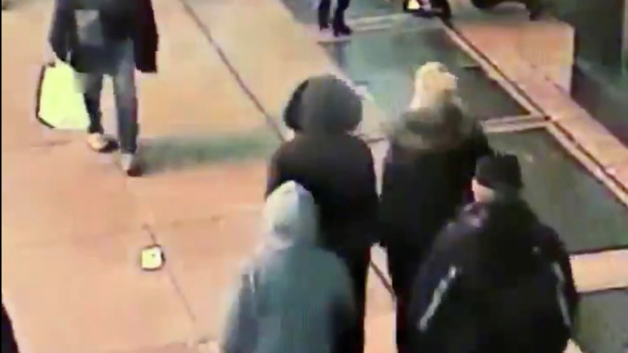 הזוג שטבעת הנישואין שלו נפלה לביוב בניו יורק