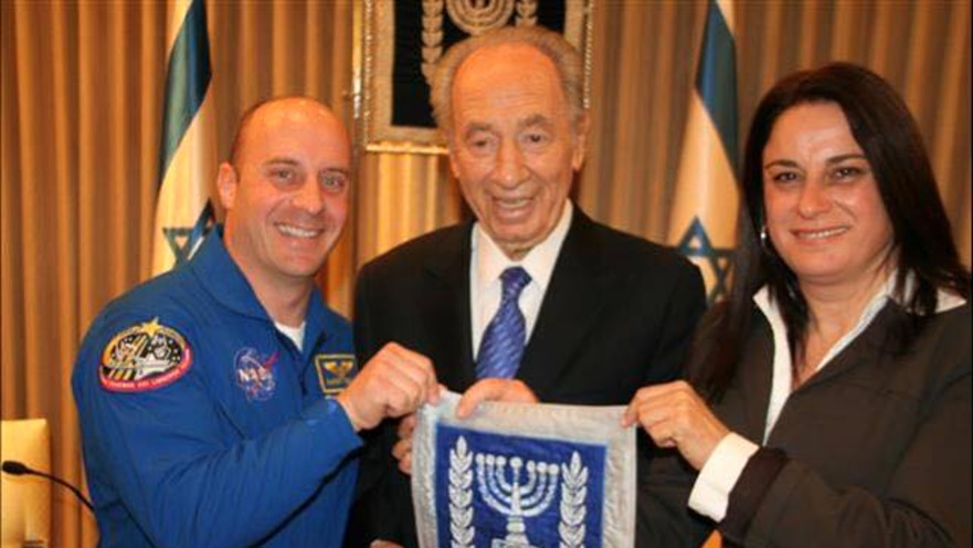 רונה רמון ביחד עם נשיא המדינה לשעבר, שמעון פרס