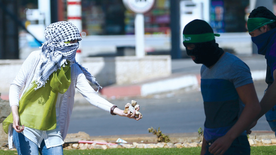 מיידי אבנים פלסטינים