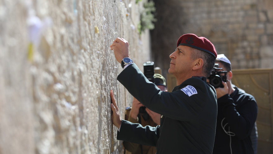 הרמטכ"ל החדש, אביב כוכבי, מניח פתק בכותל המערבי