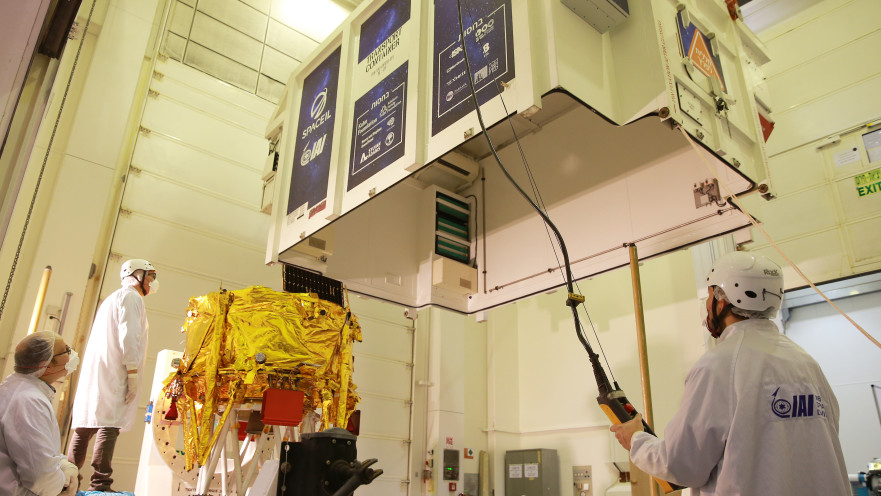 החללית "בראשית" נארזת לקראת שליחתה לארה"ב