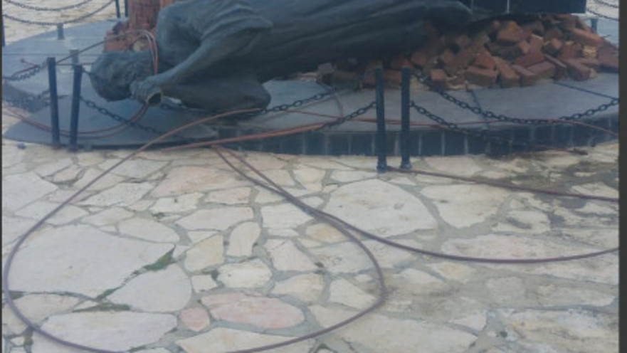 אנדרטת השואה שהושחתה