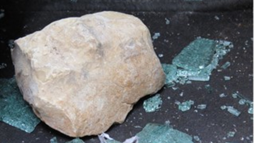 האבן שהושלכה על הרכב 