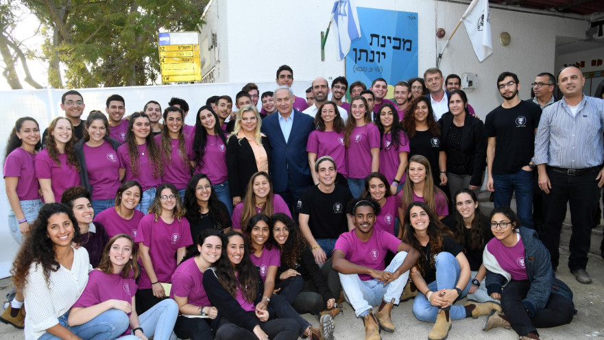 ראש הממשלה עם ילדי המכינות