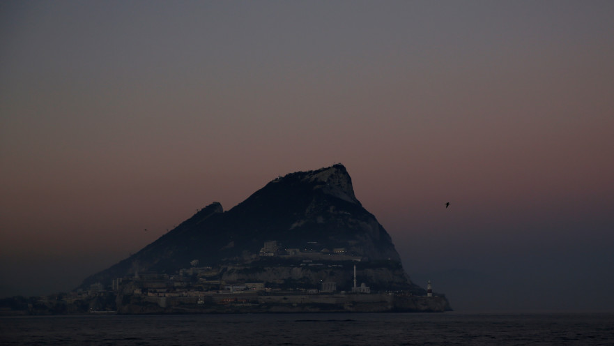 המים ליד הטריטוריה הבריטית גיברלטר