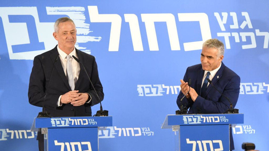 בני גנץ ויאיר לפיד במסיבת עיתונאים משותפת