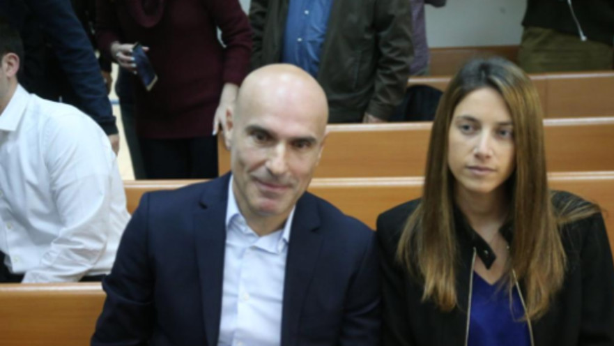 אפי נוה ובת זוגו בבית המשפט