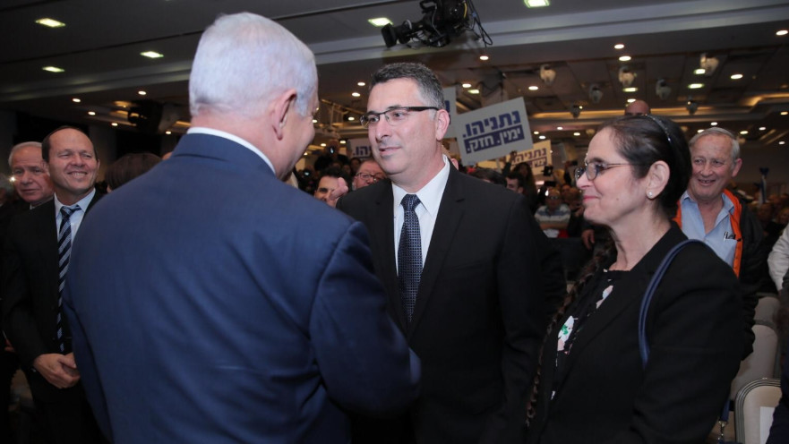 לחיצת היד בין בנימין נתניהו לגדעון סער באירוע השקת קמפיין הליכוד