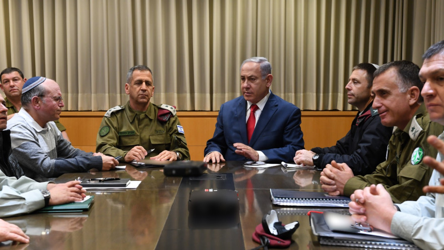 בנימין נתניהו עם הרמטכ"ל אביב כוכבי בהתייעצות לילית בקריה