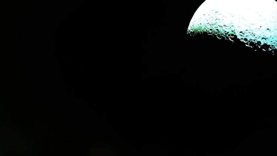 הירח ממרחק 2,500 קילומטרים