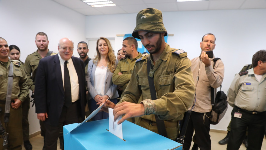 חייל צה"ל מצביע בקלפי