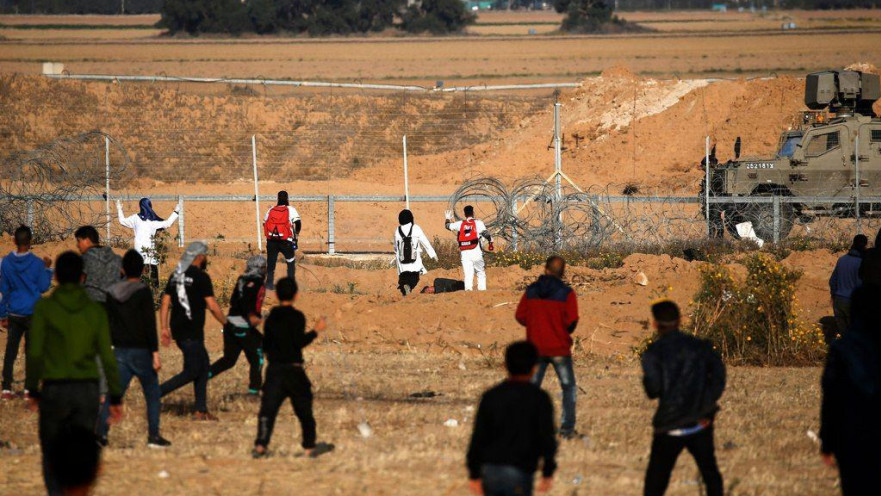 פלסטינים מתפרעים בגבול עזה