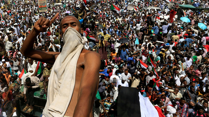מפגין בסודאן כנגד ממשלת המעבר הצבאית עליה הוכרז לאחר הדחתו של הנשיא עומר אל-בשיר