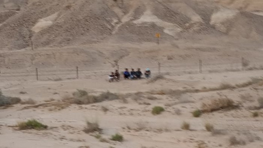 צעירים שנתקעו בשדה מוקשים בערבה