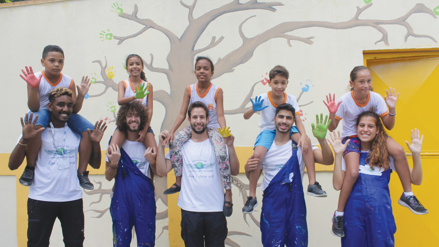 חלק מצוות דניאלי עם ילדים בברזיל 