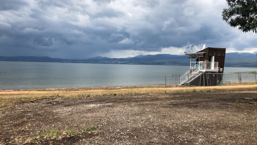 חופי הכנרת בגשם