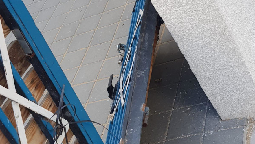 הנזק שנגרם לשער ישיבת "עוז ואמונה" בתל אביב