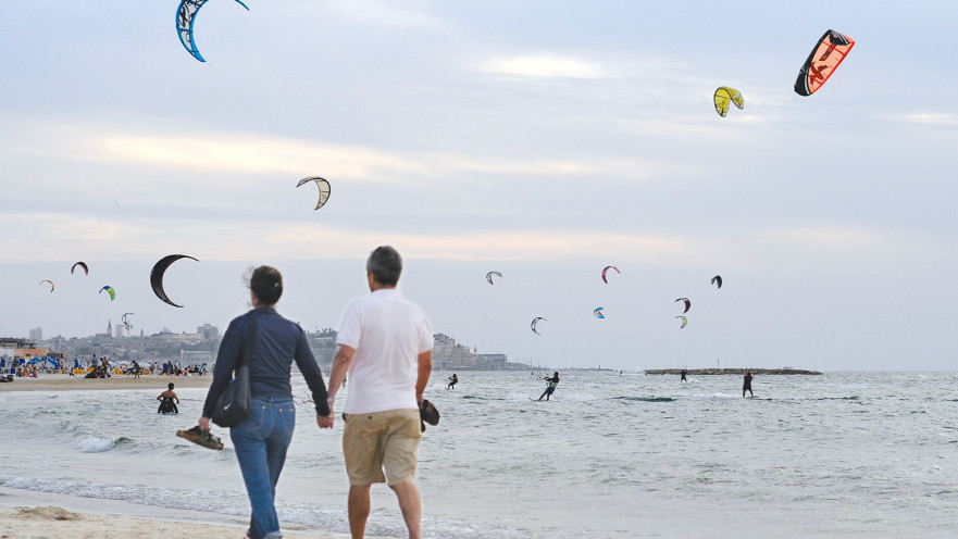 זוג בשפת הים