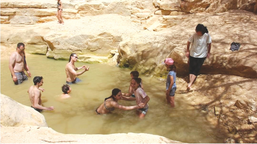 מטיילים רוחצים באגם עין יהב בערבה