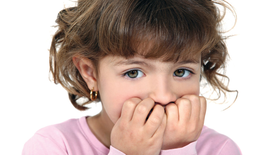 ילדה כוססת ציפורניים