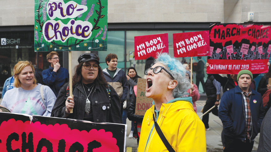 מפגינות נגד הצעת החוק באלבמה