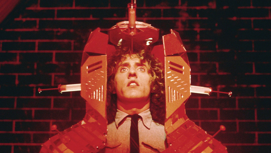 רווי במוטיבים אוטוביוגרפיים. “טומי"