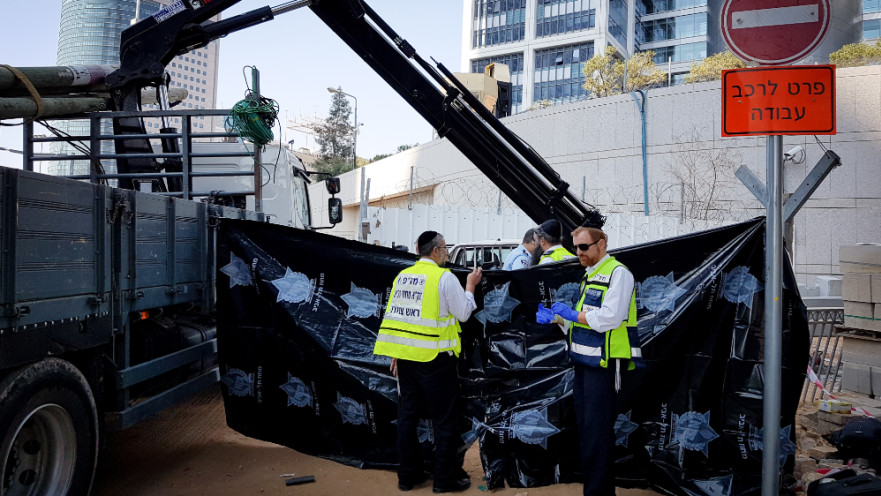 אנשי זק"א במקום בו נהרג פועל בן 50 בת"א