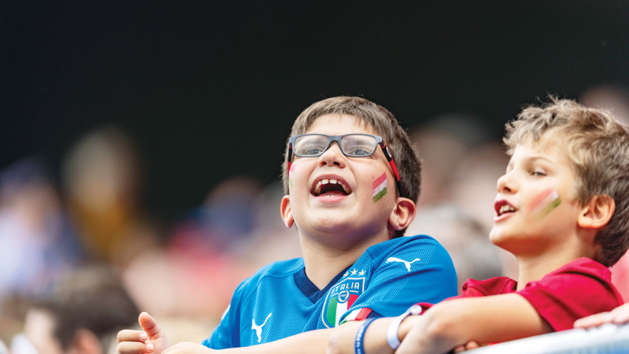 רבבות אוהדים בכל משחק. ילדים צופים בכדורגל נשים