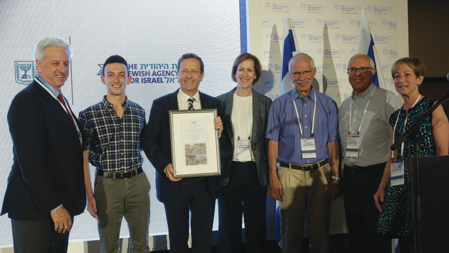 נציגי 'אונוורד ישראל' עם יצחק הרצוג