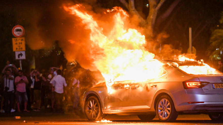 שריפת רכב בצומת עזריאלי במהלך מחאת יוצאי אתיופיה