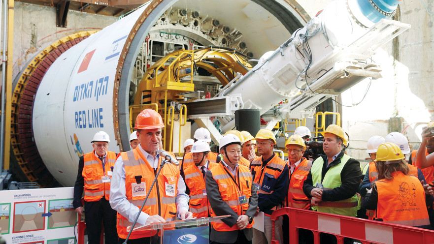 השר כ"ץ והנציגות הסינית בהשקת העבודות על הקו האדום