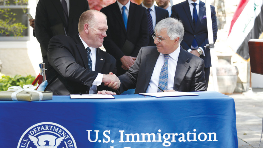  יאסין (מימין) ובכיר בממשל האמריקאי