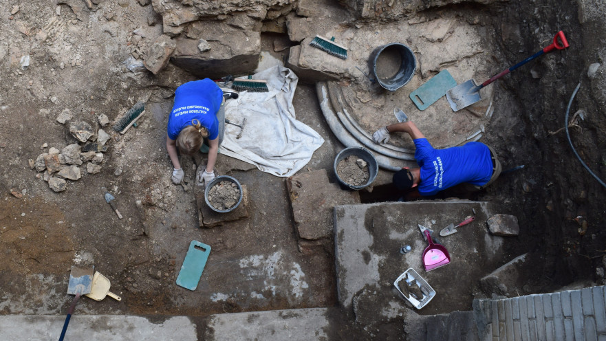 צווות החפירה חושף את בסיס אחד העמודים הענקיים שתמכו את תקרת בית הכנסת בוילנה