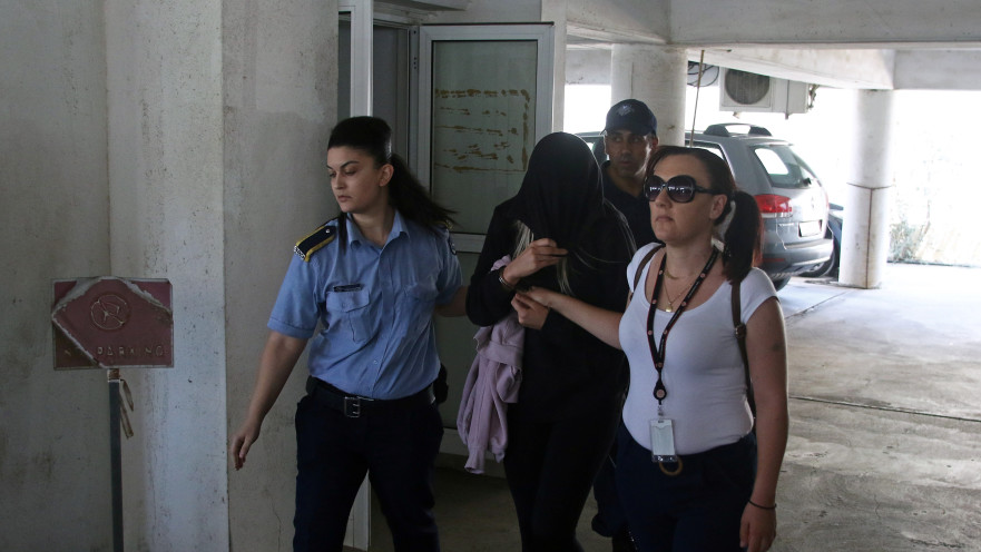 הצעירה הבריטית מובאת לבית המשפט בקפריסין