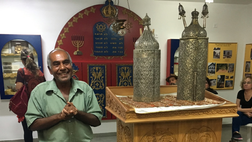 נחמיה שעלה מקוצ'ין בבית הכנסת בגבעת כח